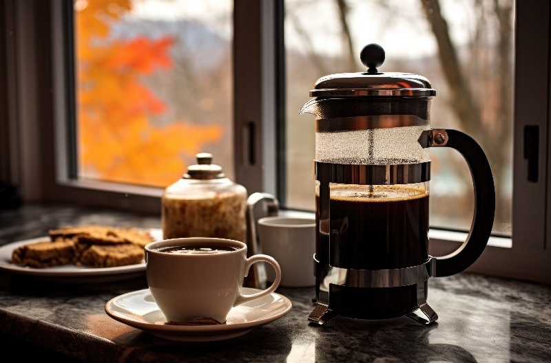 French Press gefüllt mit frischem Kaffee auf der Arbeitsplatte